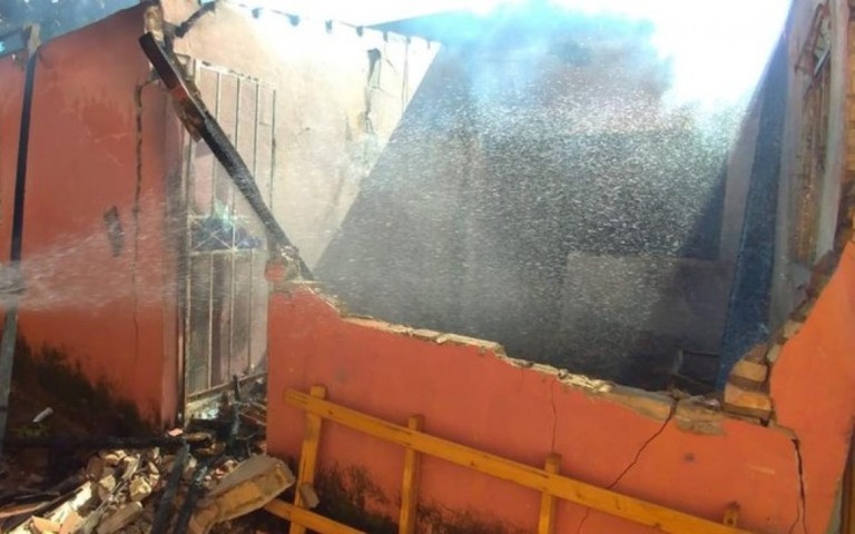 Mulher incendeia namorado, fogo se espalha e imóvel desaba em Minas Gerais