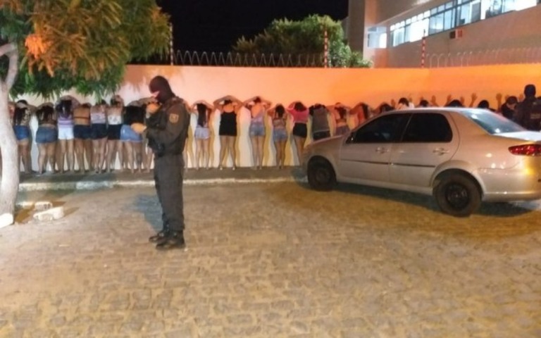 PM leva 63 pessoas à delegacia depois de encerrar festa no RN