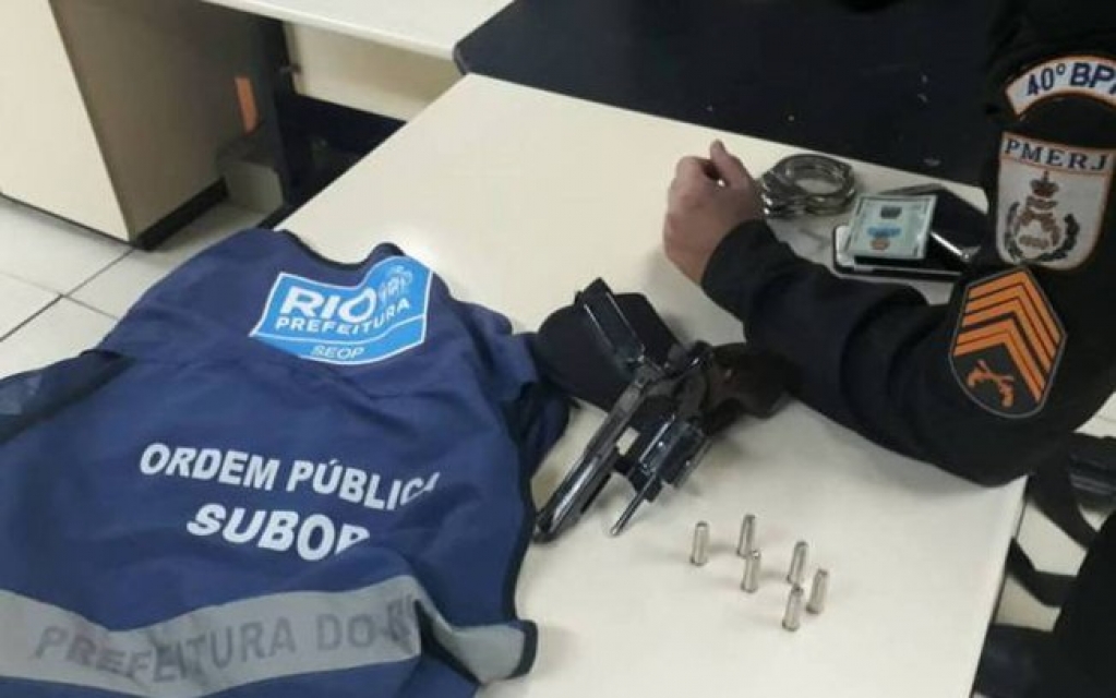 Homem é preso após ameaçar fiscal com arma de fogo no Rio Homem é preso após ameaçar fiscal com arma de fogo no Rio