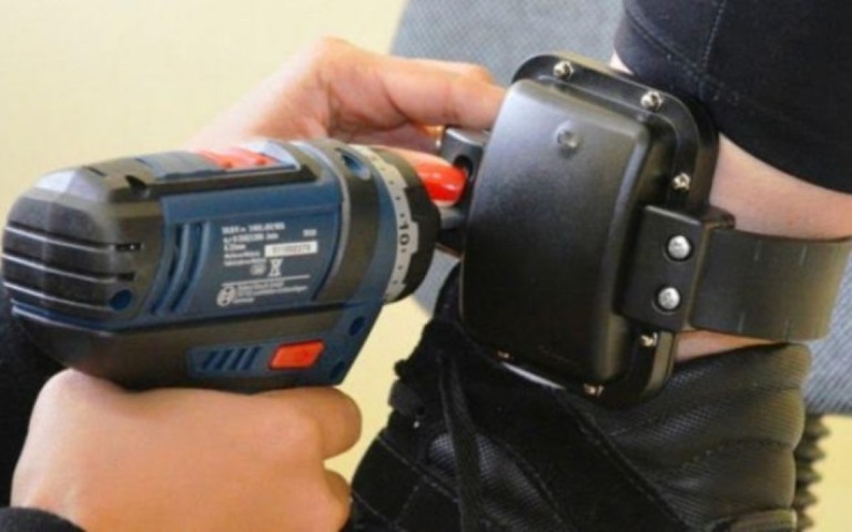 Homem com tornozeleira eletrônica mata namorada e leva vítima ao hospital