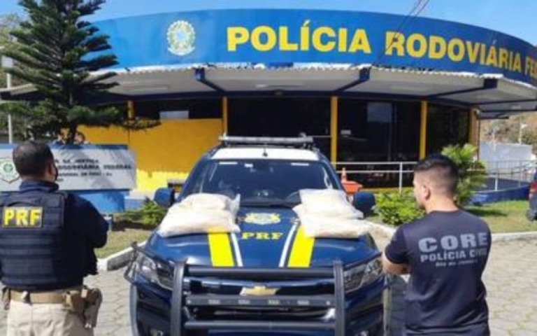 Guincho é apreendido por transportar 50 kg de cocaína em sacos de ração