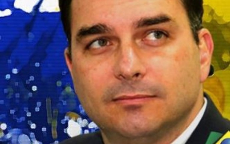 Família pede R$ 270 mil de multa a Flávio Bolsonaro por postar foto de crianças