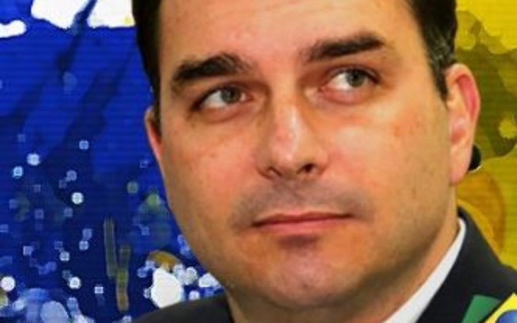 Família pede R$ 270 mil de multa a Flávio Bolsonaro por postar foto de crianças