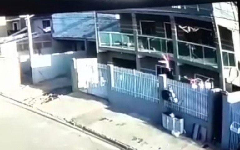 Intacta: Criança cai do 3º andar e é salva por vizinho; assista