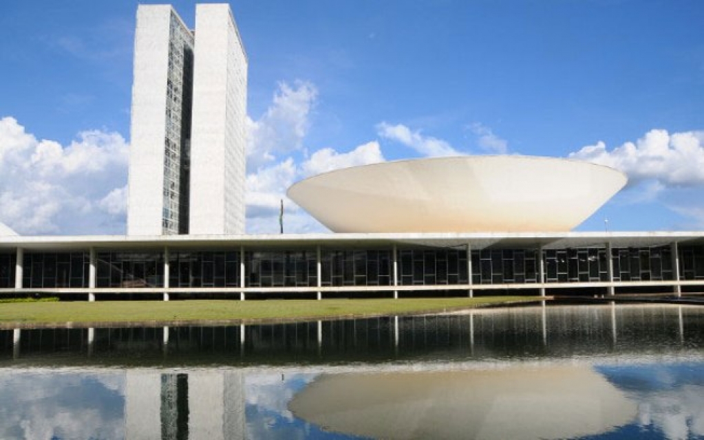 Câmara proíbe deputados de usar dinheiro público para lucrar com YouTube Câmara proíbe deputados de usar dinheiro público para lucrar com YouTube