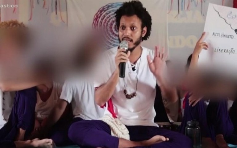 "Guru espiritual" vira réu após denúncias de crimes sexuais em reunião de seita