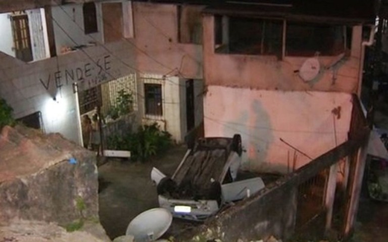 Carro despenca de ladeira e cai em pátio interno de casa