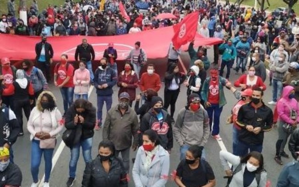 MTST marcha pelo fim dos despejos e é atacado por bombas de gás MTST marcha pelo fim dos despejos e é atacado por bombas de gás