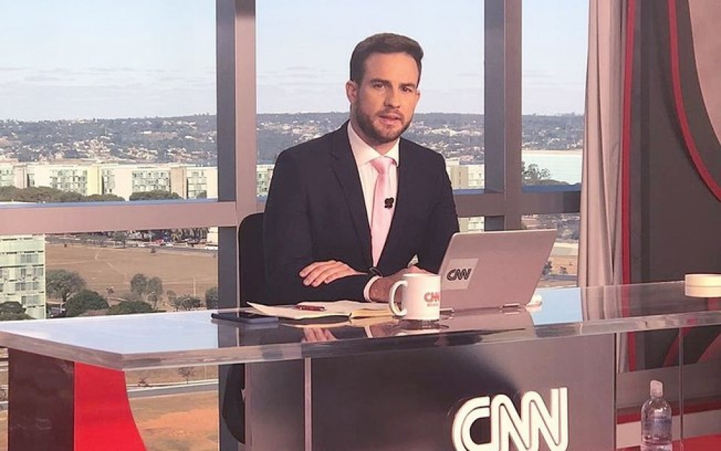 Daniel Adjuto, âncora da CNN Brasil, está com Covid-19