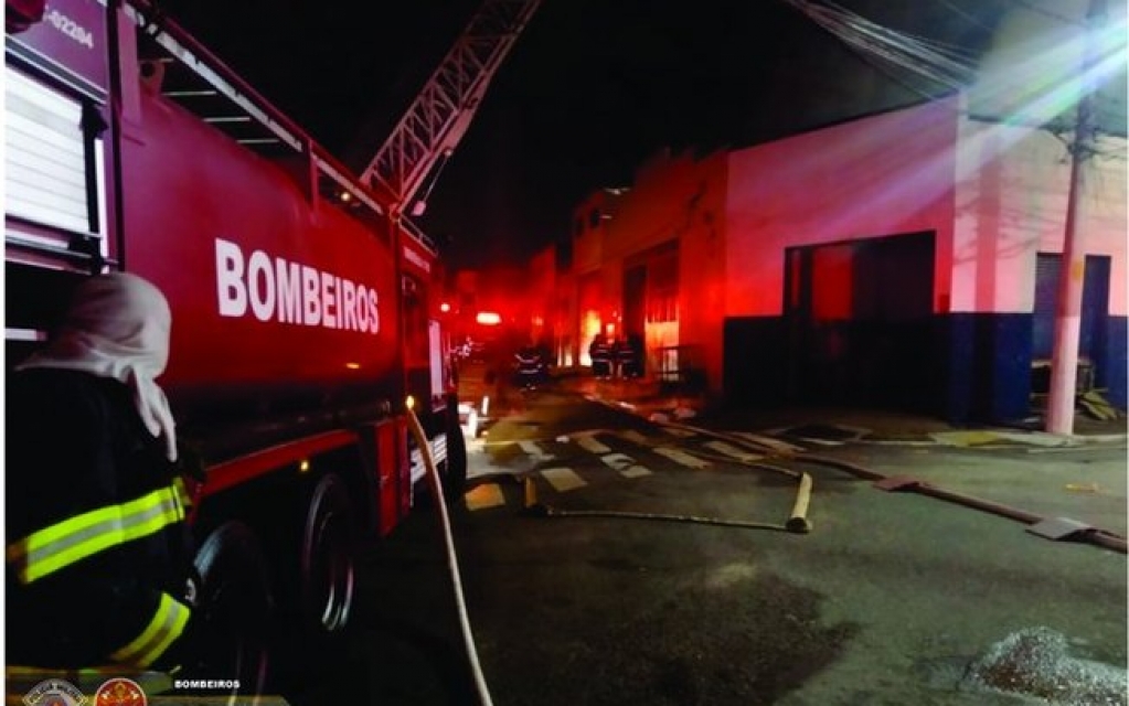 Fábrica de jeans é destruída em incêndio devastador no Brás Fábrica de jeans é destruída em incêndio devastador no Brás
