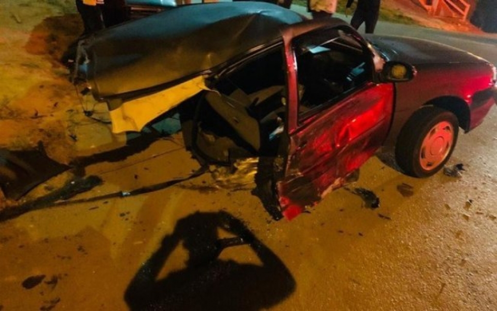 Homem sai ileso de acidente em que o carro partiu ao meio Homem sai ileso de acidente em que o carro partiu ao meio