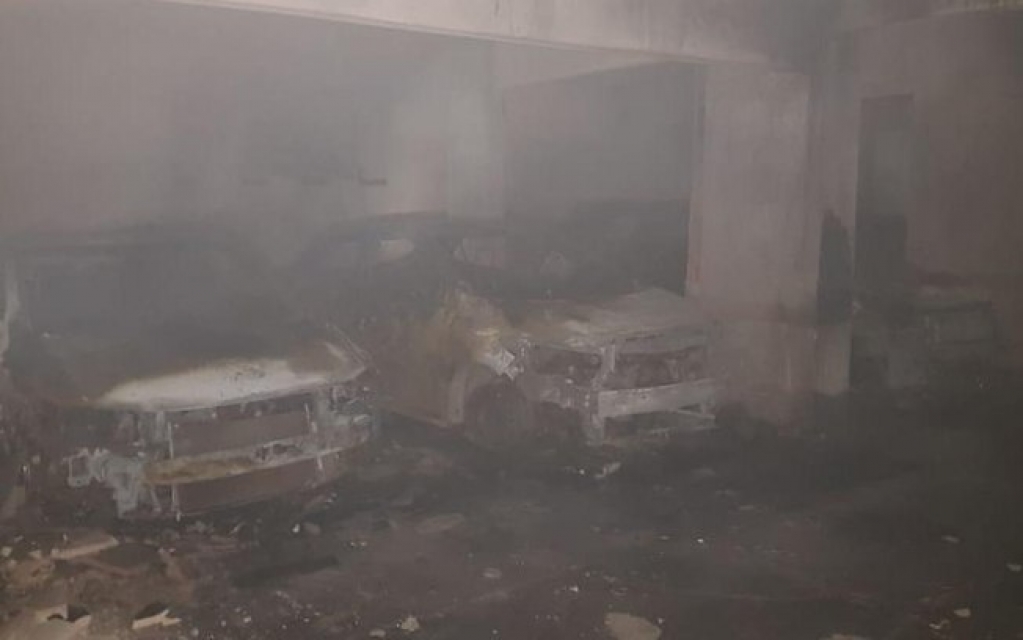 Sete carros de luxo são destruídos em incêndio em garagem; assista Sete carros de luxo são destruídos em incêndio em garagem; assista