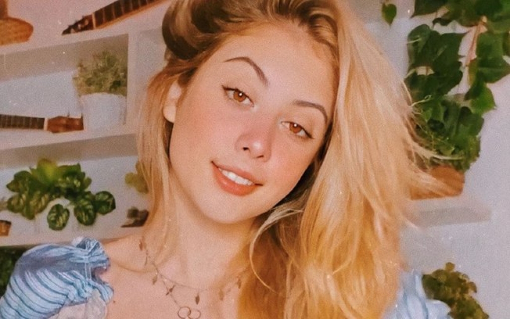 A cantora e influencer Ananda fará live com o iG nesta terça