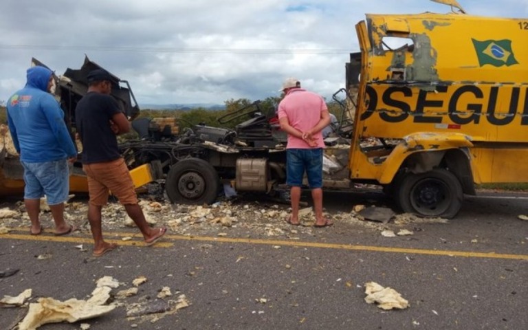 Ladrões explodem carro-forte na Bahia, mas não conseguem levar dinheiro; veja