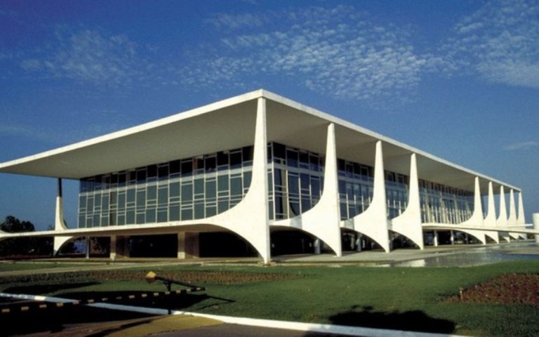 Heleno trava disputa com Iphan para colocar torres anti-drones em palácios