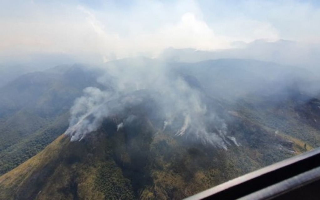 Bombeiros combatem há dois dias incêndio em Parque Nacional do Rio de Janeiro Bombeiros combatem há dois dias incêndio em Parque Nacional do Rio de Janeiro