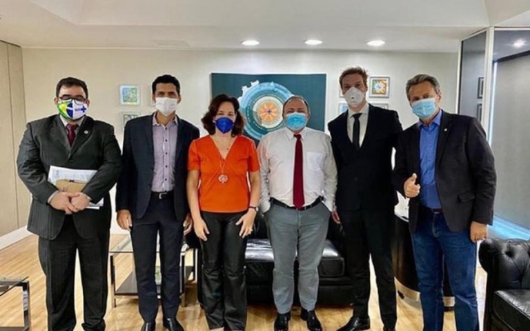 Pazuello se reuniu com defensores de ozônio no ânus para tratar a Covid-19