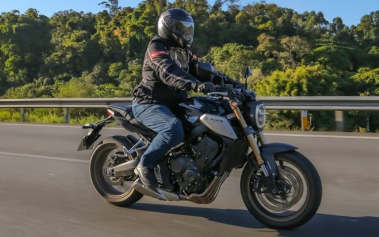 Aceleramos a esportiva Honda CB 650R, nova café