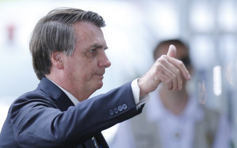 Mortes por coronavírus aumentam e Bolsonaro segue 'tocando a vida'