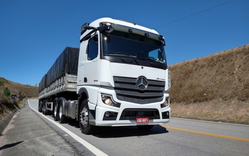 Como é andar em um caminhão da Mercedes com mais de 30 toneladas