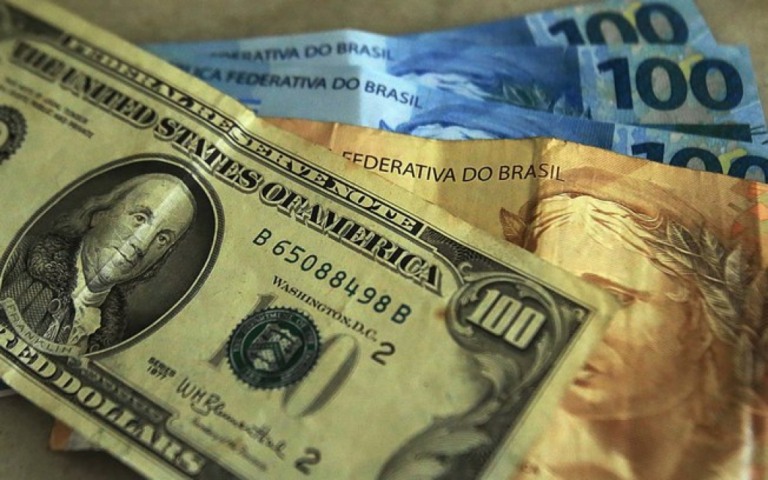 Dólar sobe e fecha em R$ 5,46, maior nível em 45 dias