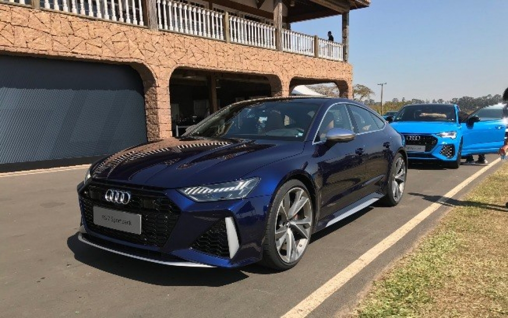 Aceleramos a nova linha Audi RS e R8 até o limite e a exaustão