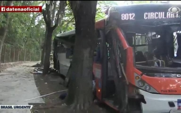 Acidente de ônibus dentro da USP deixa um morto e três feridos