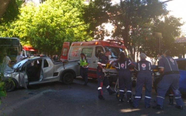 Jovem morre em acidente envolvendo ônibus e caminhonete