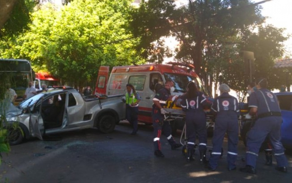 Jovem morre em acidente envolvendo ônibus e caminhonete Jovem morre em acidente envolvendo ônibus e caminhonete