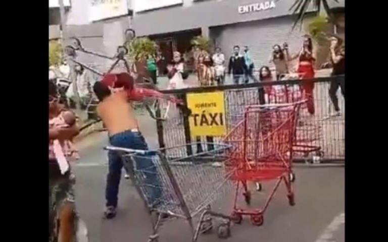 Vídeo: Motoristas trocam socos e jogam carrinho de compras em briga de trânsito