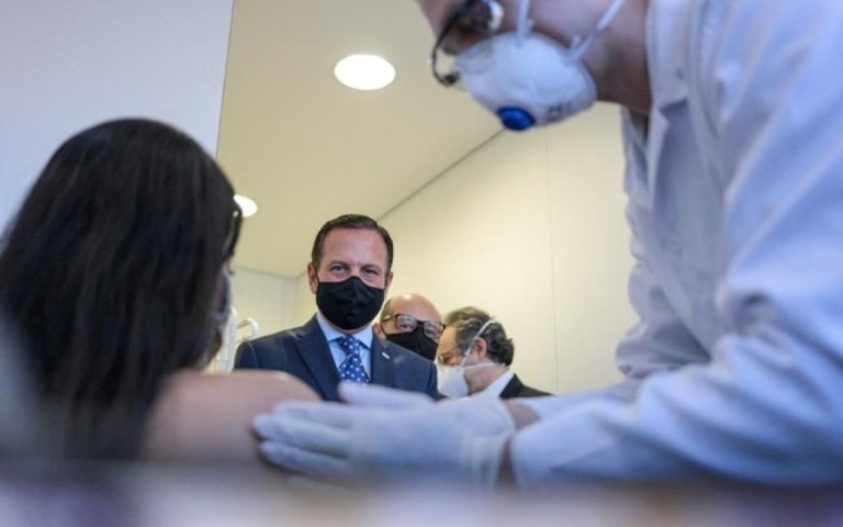 Testes da Coronavac devem continuar após distribuição, diz governo de SP