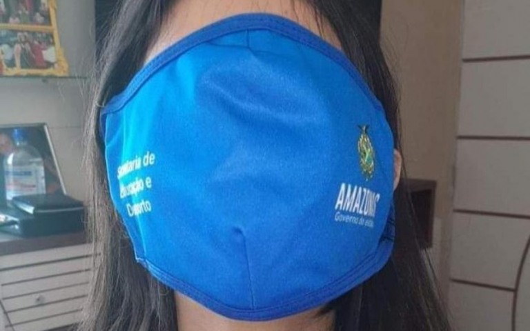 Máscara gigante distribuída para alunos do Amazonas vira meme na web; veja