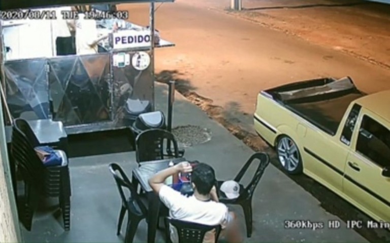 Câmera flagra cliente arrancar cabelo e colocar em lanche; vendedor era careca