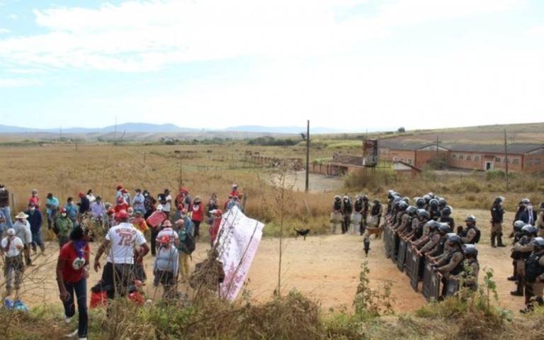 Polícia realiza despejo em acampamento que abriga 400 famílias