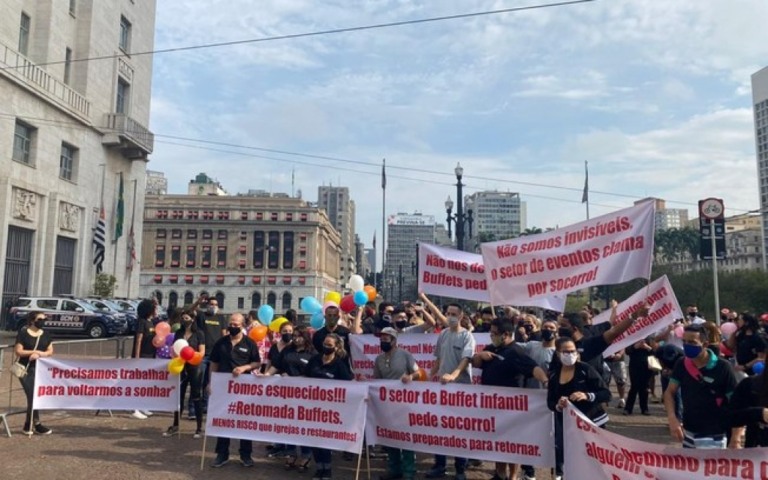 Manifestantes se reúnem em SP para pedir retomada de buffets infantis
