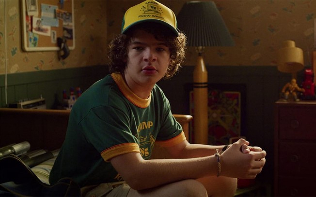 Sem poder gravar, astro de "Stranger Things" trabalha como garçom