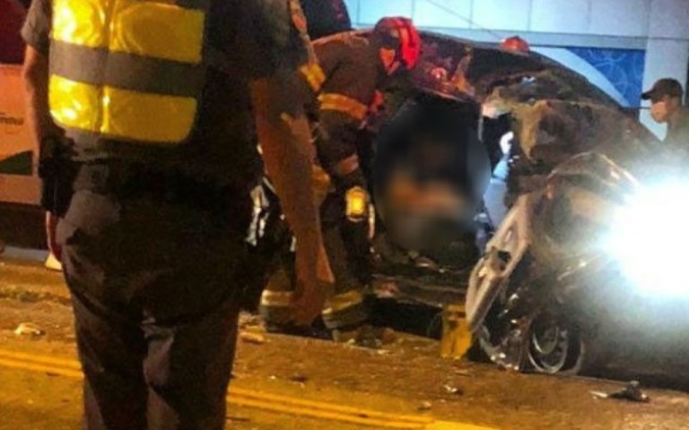 Pelo menos duas pessoas morrem após carro colidir em poste na Zona Leste de SP