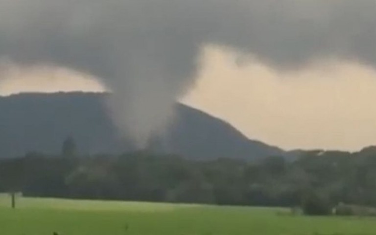 Jovem morre durante passagem de tornados em Santa Catarina