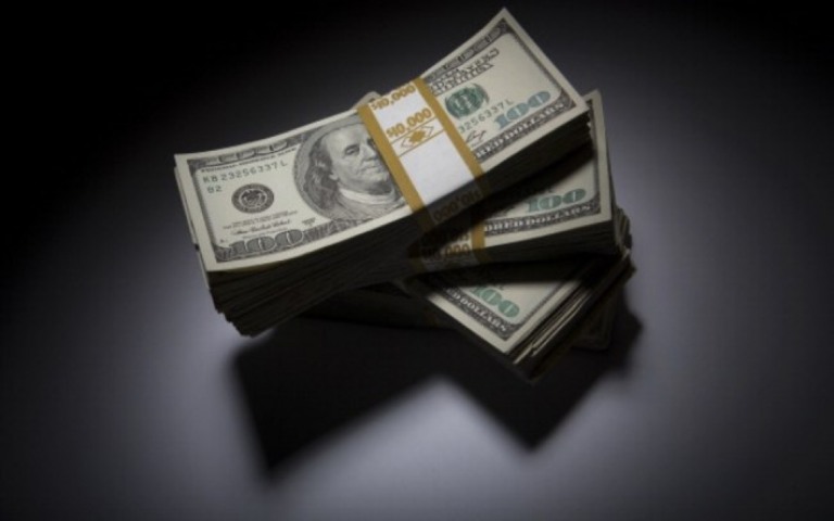 Dólar fecha em R$ 5,53; mercado americano cita 'turbulência política no Brasil'