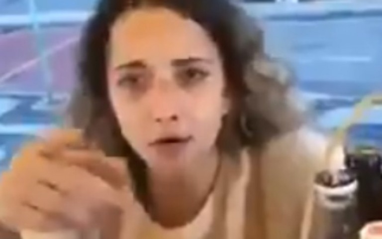 "Sou filha de poderoso": mulher ofende pessoas atrás de balcão no Leblon; veja