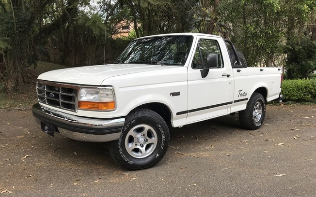 Andamos na última versão da picape Ford F1000 vendida no Brasil