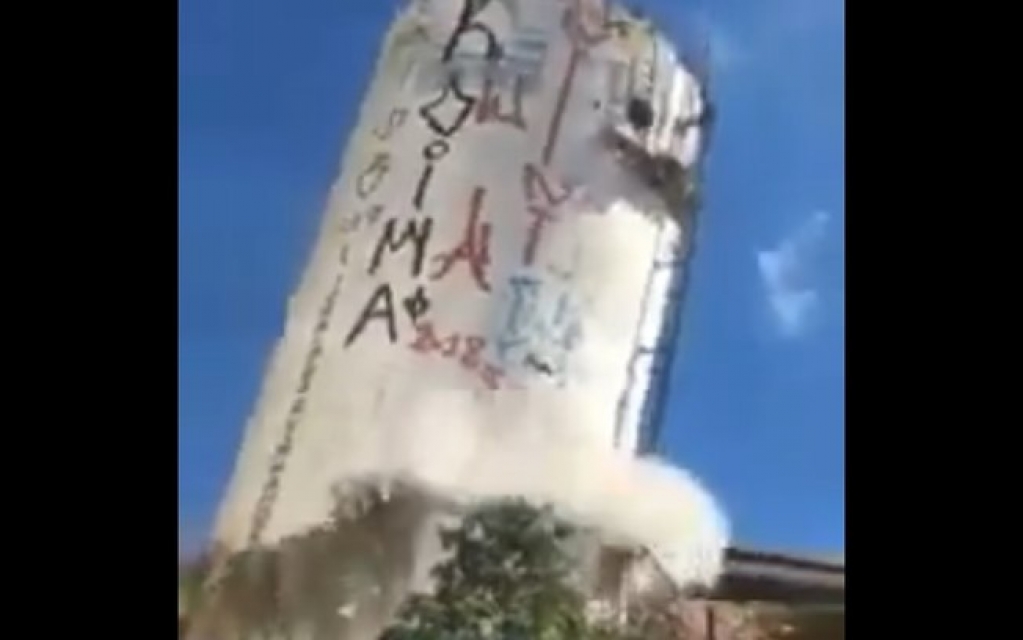 Caixa d’água gigante desaba e esmaga carros na Grande São Paulo; veja vÃdeo Caixa d’água gigante desaba e esmaga carros na Grande São Paulo; veja vÃdeo