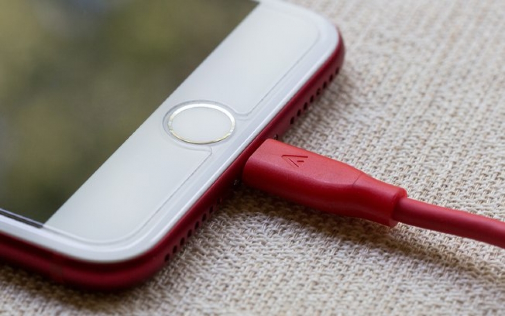 Menino de 11 anos morre após levar choque enquanto usava celular carregando Menino de 11 anos morre após levar choque enquanto usava celular carregando