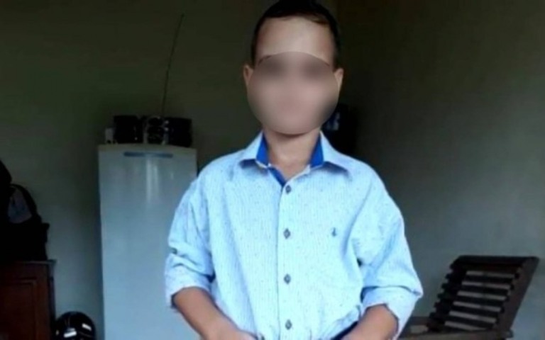 Criança de 8 anos morre atropelada pela tia enquanto jogava videogame em garagem