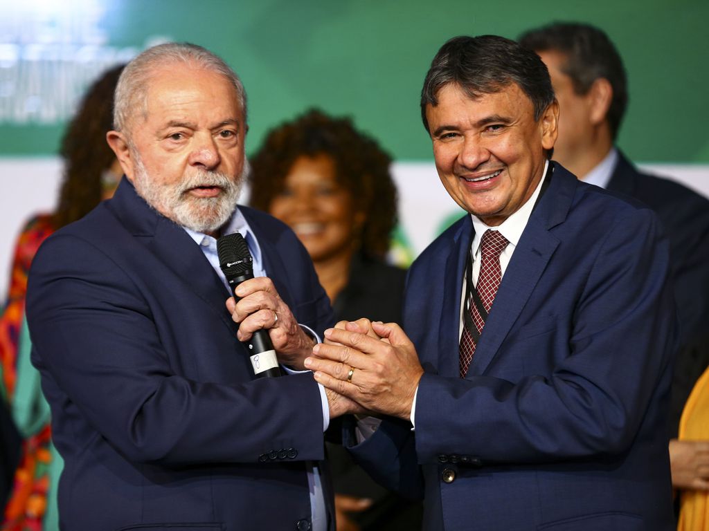 O presidente eleito, Luiz Inácio Lula da Silva, e o futuro ministro do Desenvolvimento Social, Wellington Dias, durante anúncio de novos ministros que comporão o governo.. Foto: Marcelo Camargo/Agência Brasil - 22.12.2022