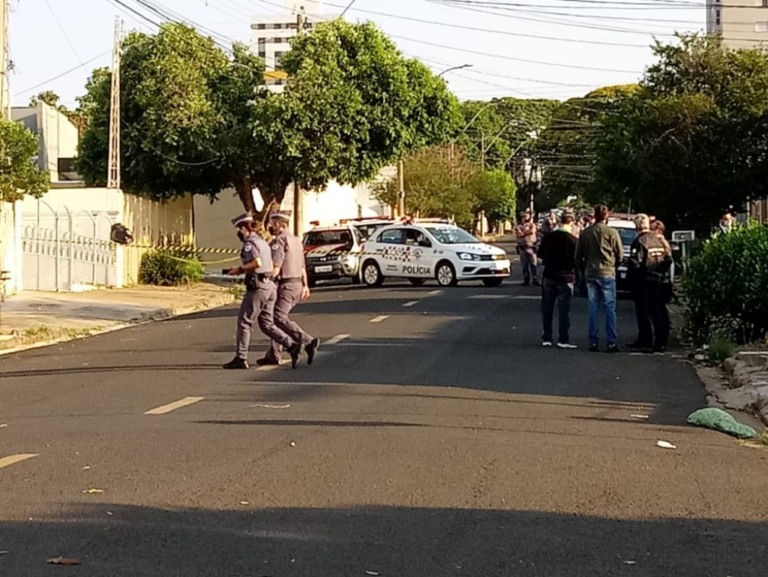 Tiroteio entre morador e policiais deixa três feridos – FotoClaudio Farneres da TV TEM