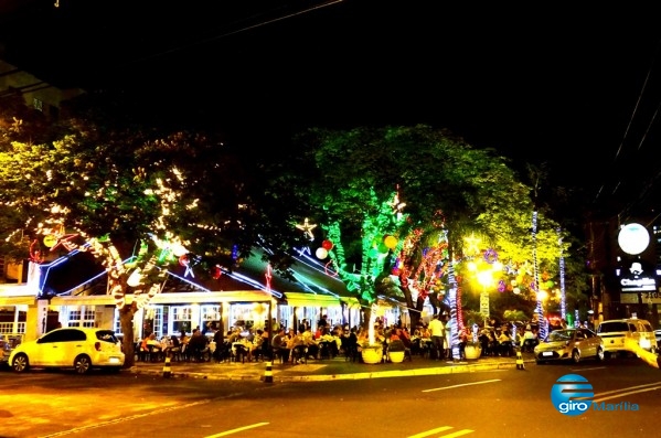 Chaplin ilumina a praça, celebra Natal e atrai grande público