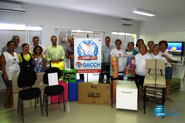 Representantes do Rotary Club de Marília Leste e voluntárias do Gacch durante entrega de material