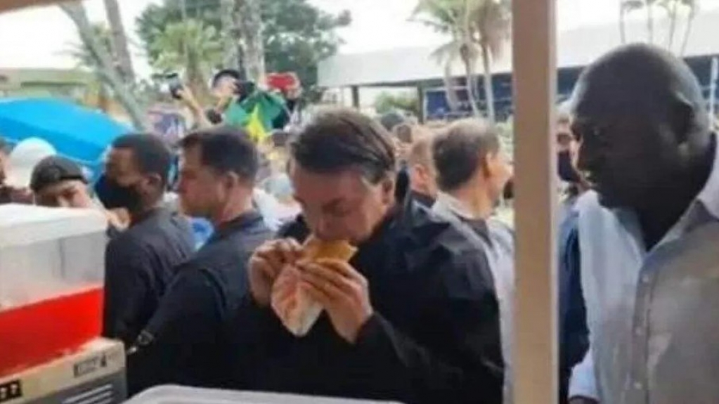 Sem máscara, Bolsonaro aglomera com apoiadores em Peruíbe-SP; assista Sem máscara, Bolsonaro aglomera com apoiadores em Peruíbe-SP; assista