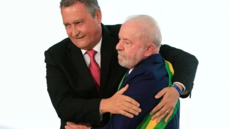 Reprodução Arquivo: Rui Costa e Lula abraçados